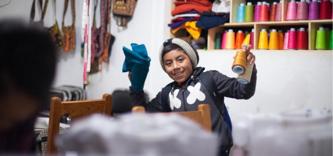 Niñas y niños mantienen viva la creación de bordados y textiles