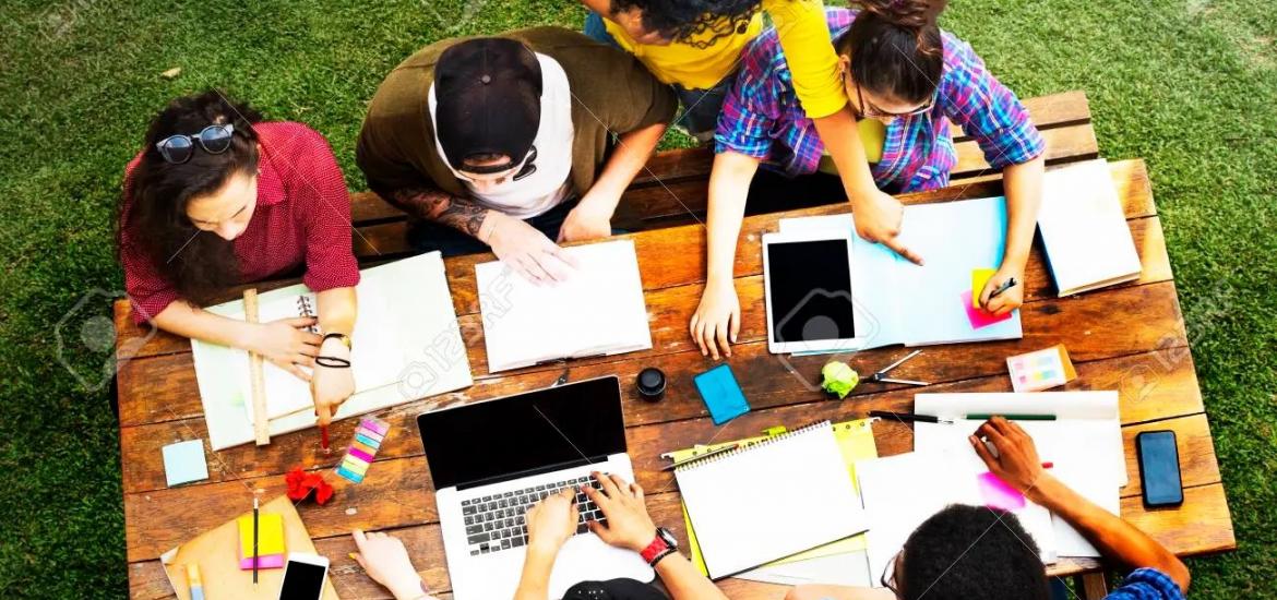 Pagina Zero trabajo-en-equipo-diversidad-lluvia-reunión-aire-libre-concepto