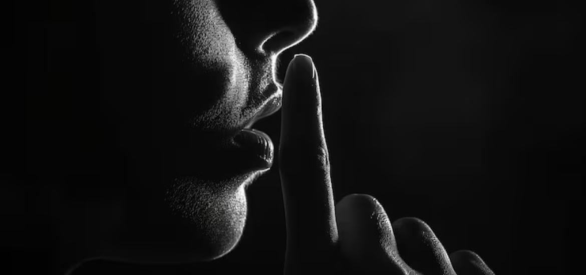 imagen-blanco-negro-primer-plano-persona-callandose-dedo-levantado-sus-labios-que-simboliza-silencio