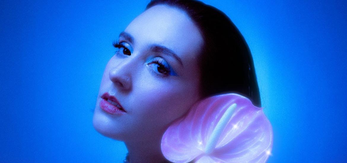 La cantautora chilena celebrará el lanzamiento de su primer álbum de larga duración con el concierto más importante de su carrera en la Ciudad de México