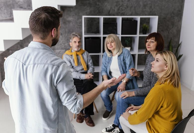 sesion-terapia-grupo-tomados-mano