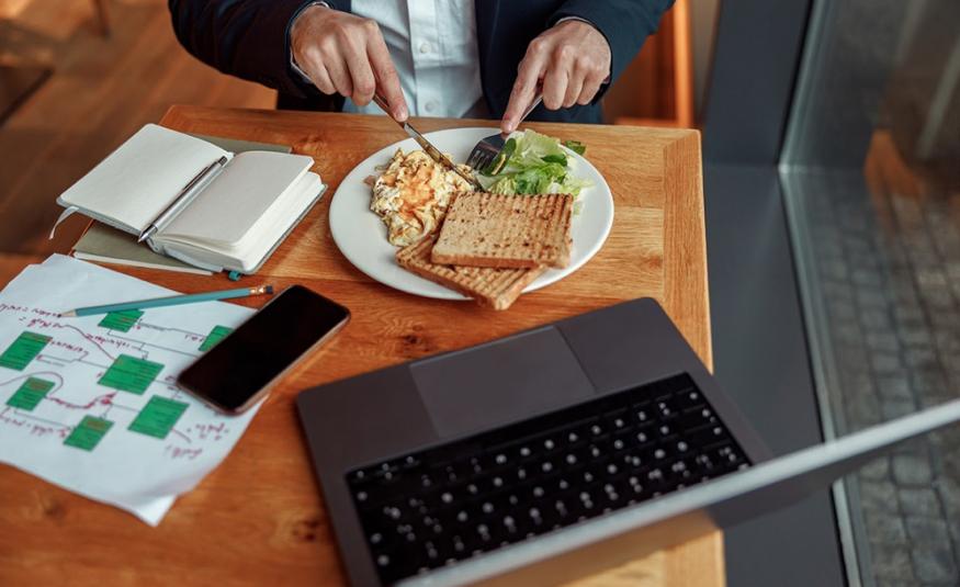 Además de la alimentación, el movimiento es clave para la salud, especialmente en trabajos donde se permanece mucho tiempo sentado