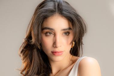 La cantante mexicana debuta como actriz en “Tan cerca de ti nace el amor” y consolida una propuesta artística que combina música, televisión y narrativa visual