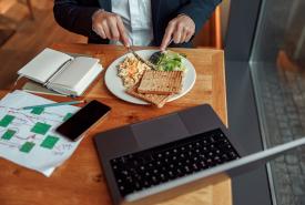 Además de la alimentación, el movimiento es clave para la salud, especialmente en trabajos donde se permanece mucho tiempo sentado